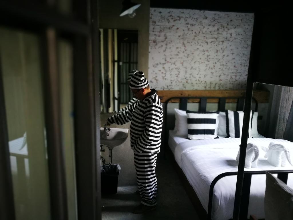 曼谷有家主題旅館 讓你體驗蹲苦牢感覺
