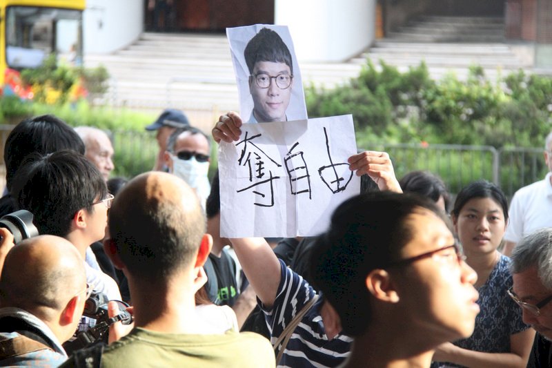 黃之鋒等人被判刑 港泛民不滿