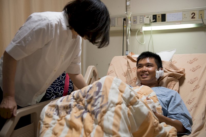 遭砍傷憲兵轉一般病房 總統關心探視