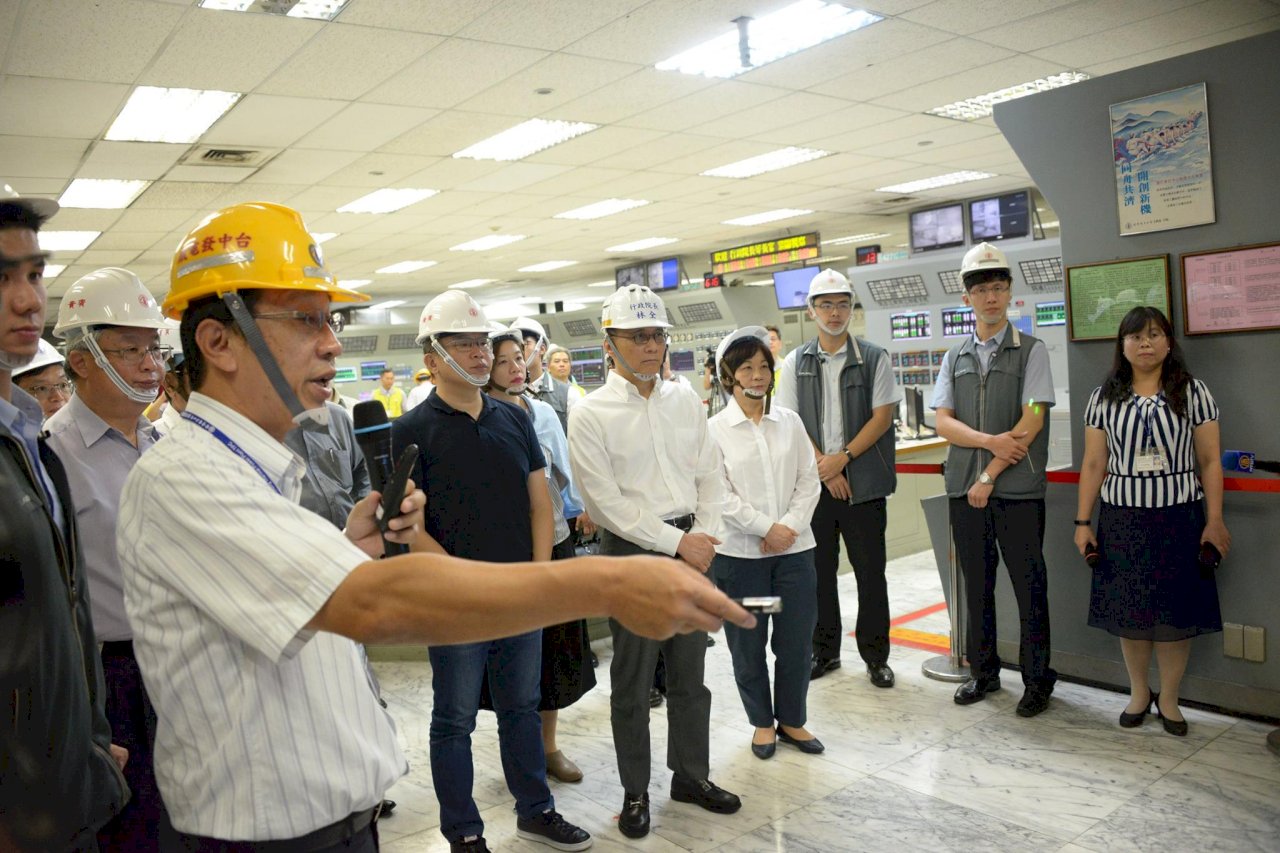 林全視察台中電廠 勉勵第一線台電員工
