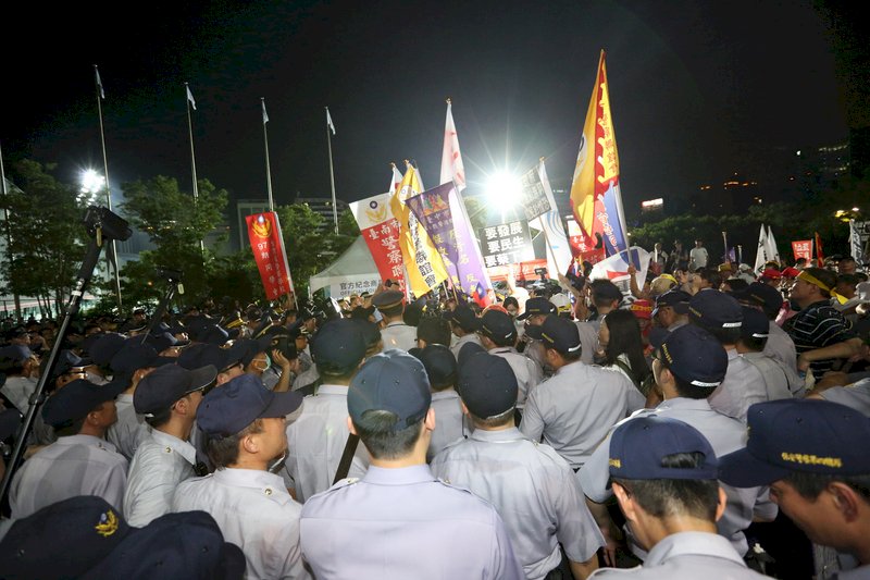 丟煙霧罐擾世大運  警方鎖定一男性