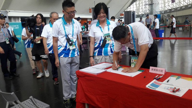 柯文哲視察場館  警方籲注意小違禁品