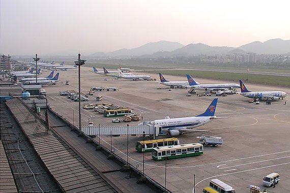 廣東白雲機場刷臉出境 自助通關快了