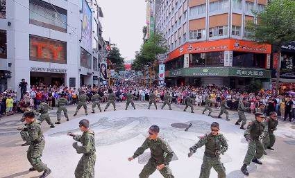國軍街頭快閃表演  不忘跟上嘻哈風
