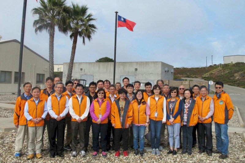 福衛五號將升空 國旗飄揚美空軍基地