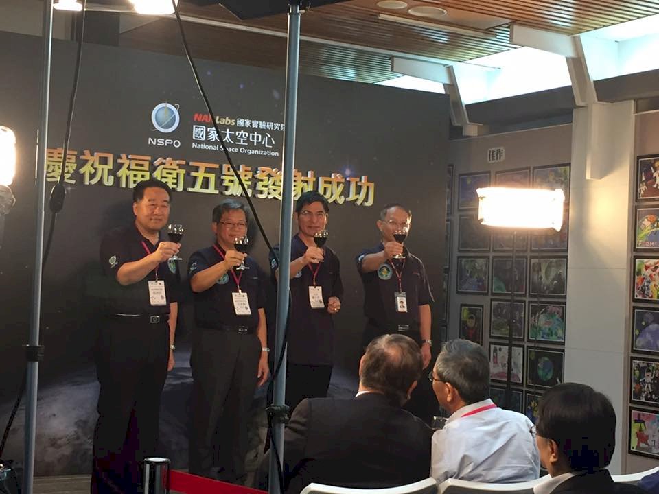 台灣首枚自製衛星升空 寫下太空史新頁
