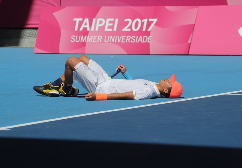李冠毅世大運因傷倒地 網球男單棄賽