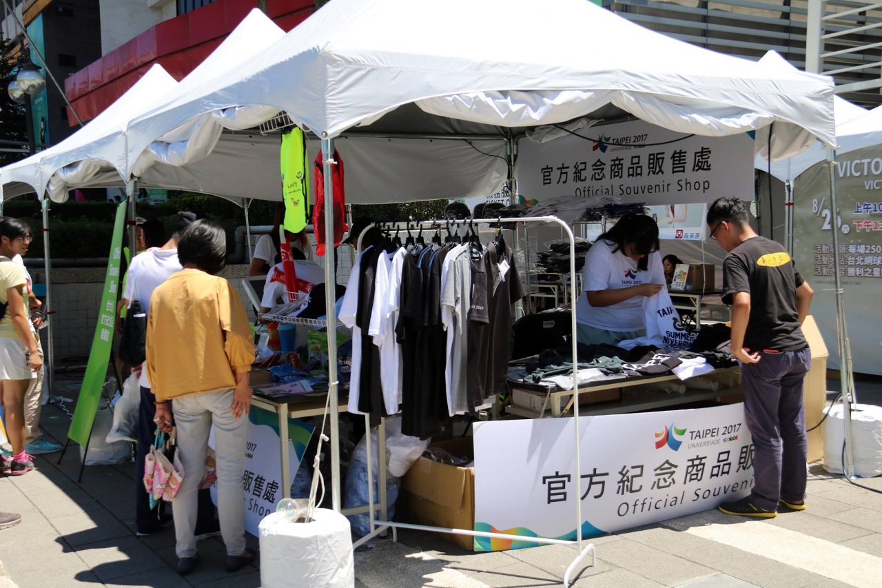 世大運商品熱賣 藍白加油毛巾最受民眾歡迎
