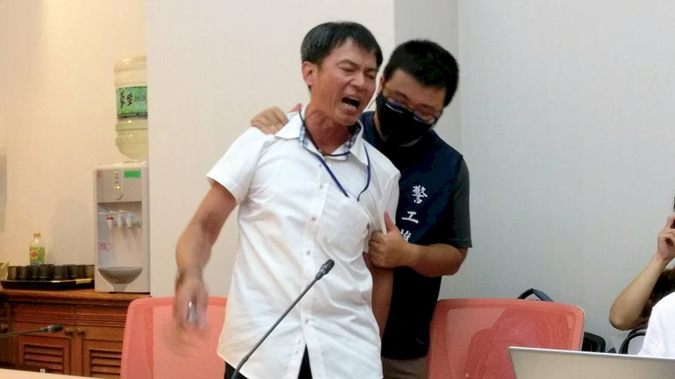 公務員不等於反年改記者會 未提立場又鬧場