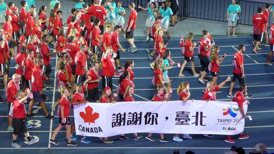 世大運閉幕各國運動員進場 帶布條謝謝台北