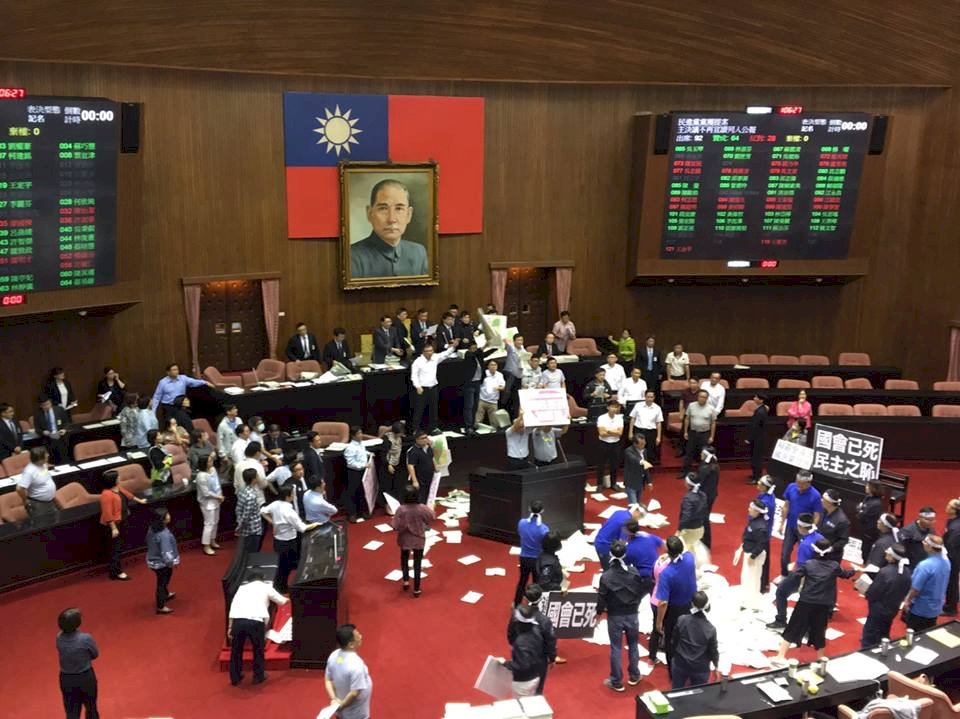 前瞻第一期預算抗議聲中三讀 減列18億