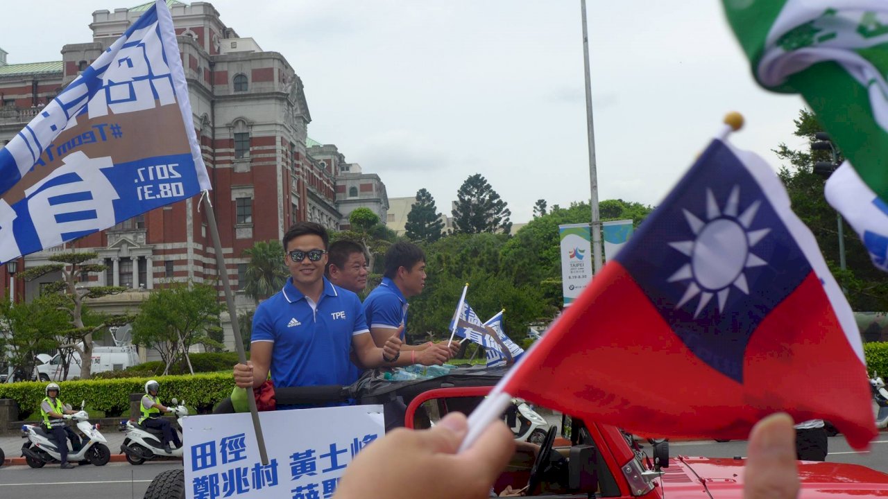 台灣英雄遊行萬人空巷 老闆帶員工夾道吶喊