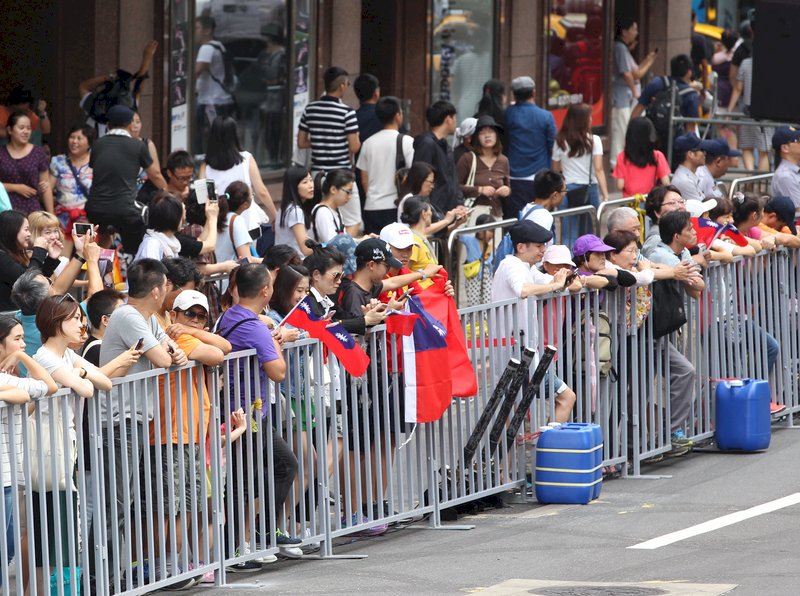 台灣英雄大遊行府前出發 民眾夾道歡迎