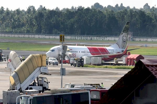 印度航空班機跑道滑行駛入排水溝