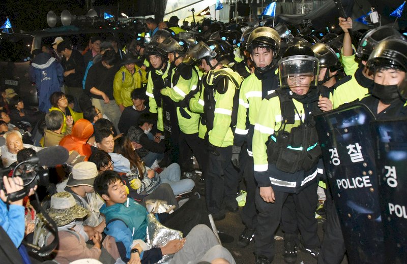 南韓驅散反對民眾 整修薩德基地