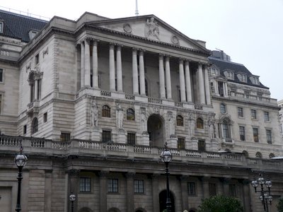 英央行暗示升息 倫敦股市跌英鎊上揚
