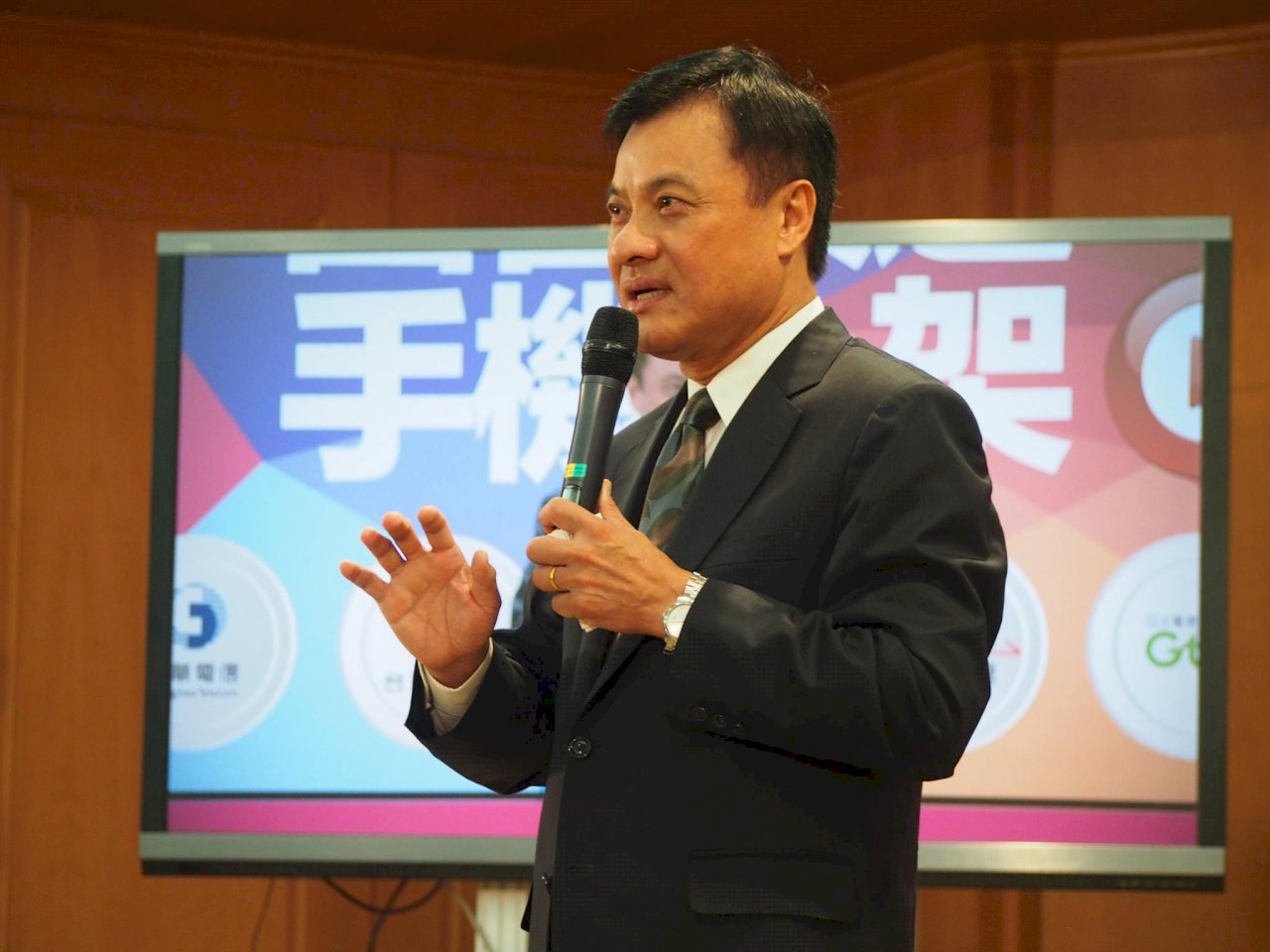 國會頻道手機上架 完成議事透明最後一哩路
