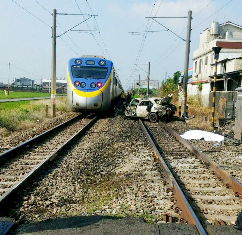 台鐵自強號撞轎車 南靖後壁雙線不通