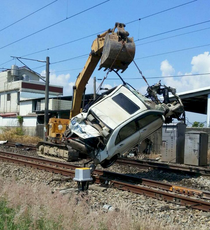 轎車闖平交道遭撞 逾7千人受影響