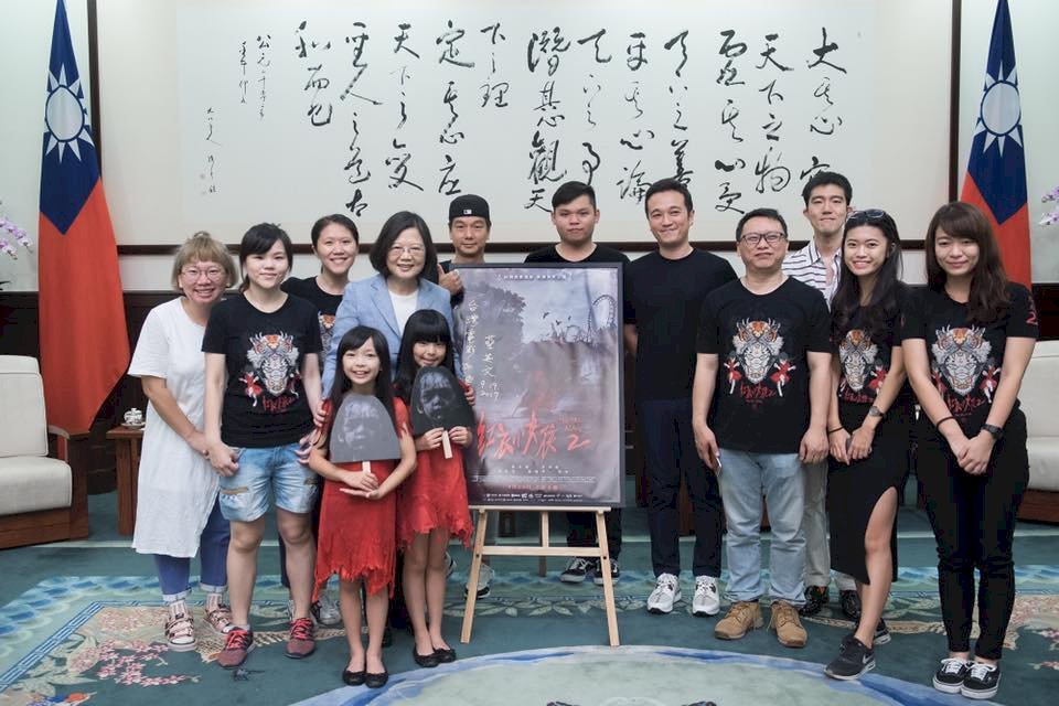 總統：盼紅衣小女孩像貞子轟動國際