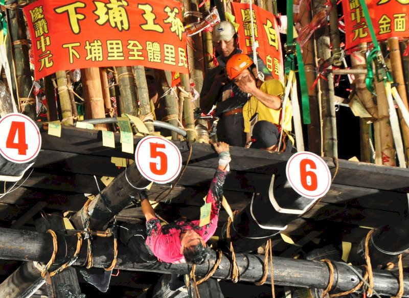 宜蘭頭城搶孤 羅東鎮公所A隊奪冠