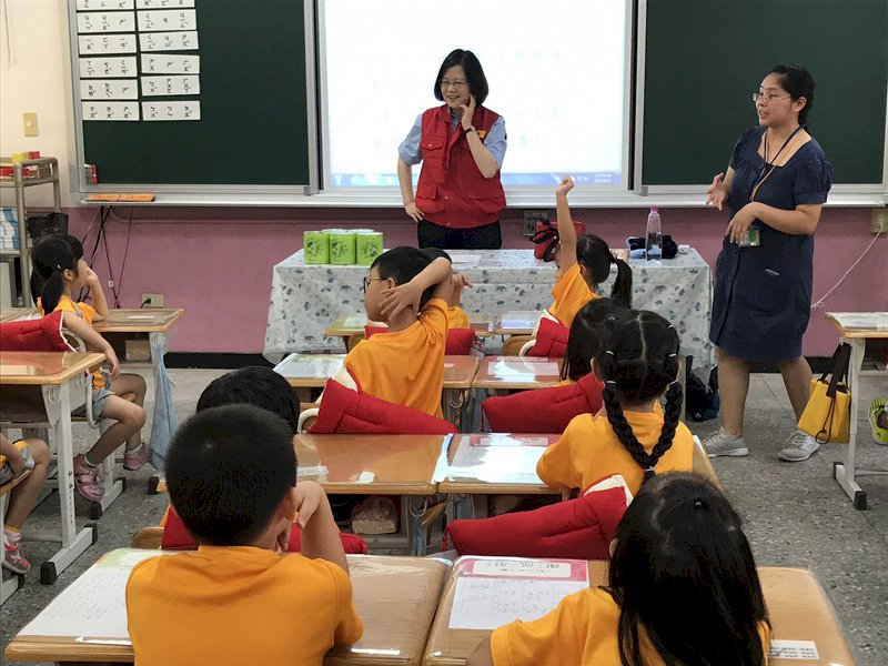 視察國小防震災演練 總統：讓防災成為常識