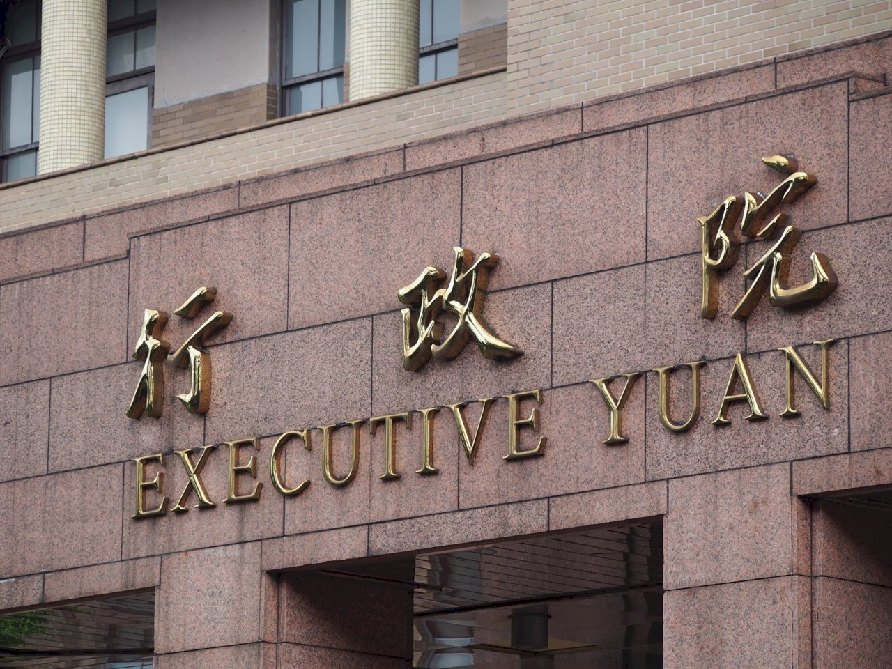 政院：中介法仍在預告階段 無「法務審查」程序