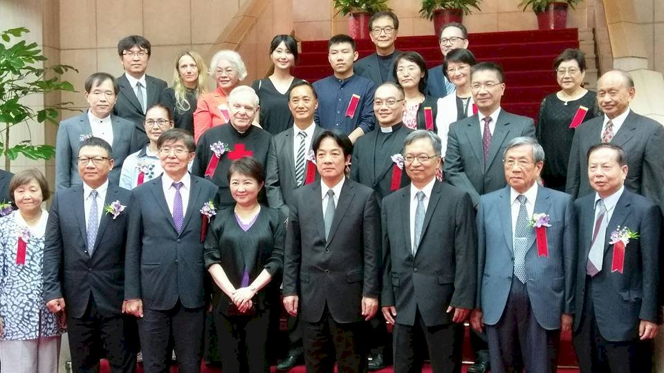 接見醫療奉獻獎得主 賴揆細數事蹟感謝貢獻