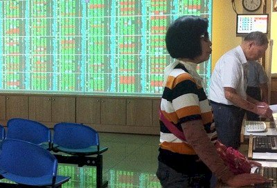 台股盤中重挫逾110點 蘋概股疲弱