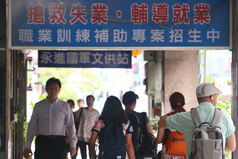 yes123調查：4成2大學生背學貸 出社會5.4年才能還完