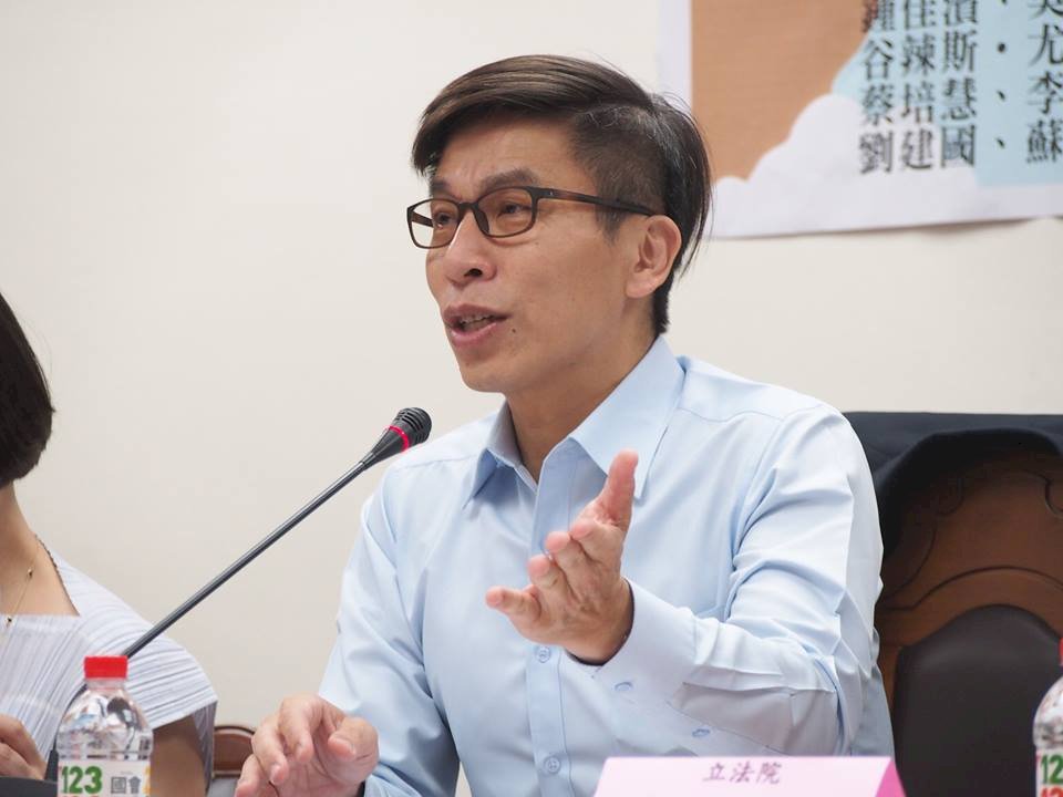 蒐集虹膜惹議 鍾佳濱撤回修戶籍法提案