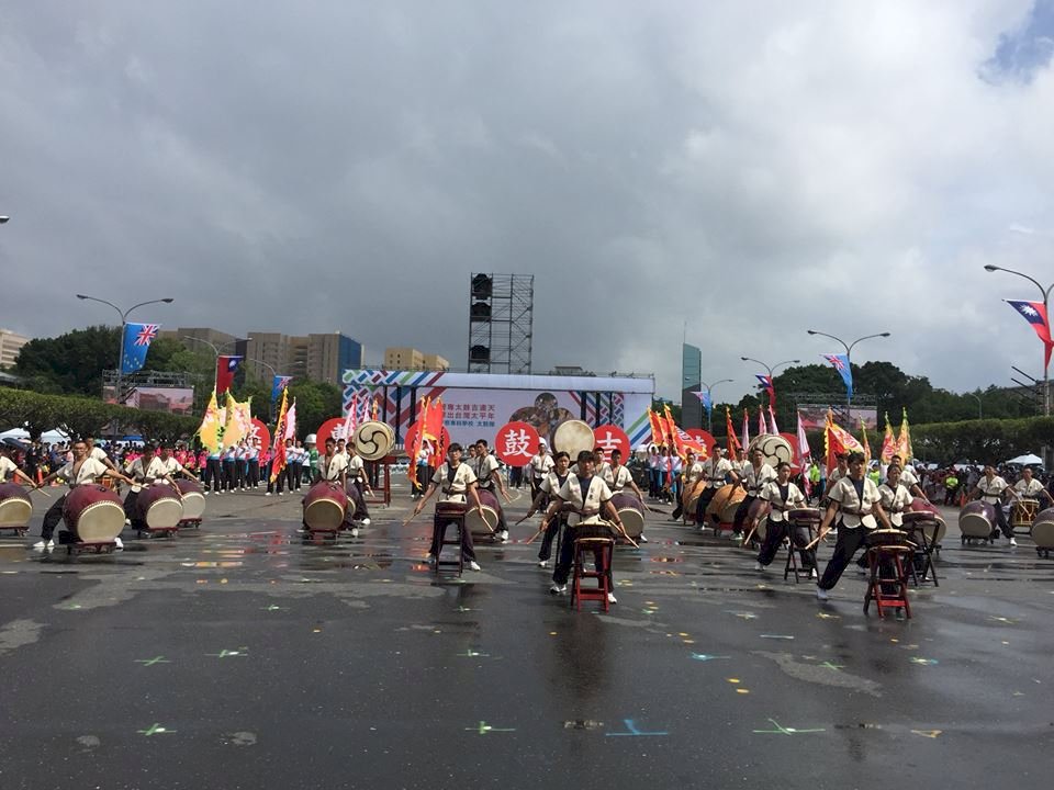 風雨生信心 國慶預演雷虎小組飛越總統府