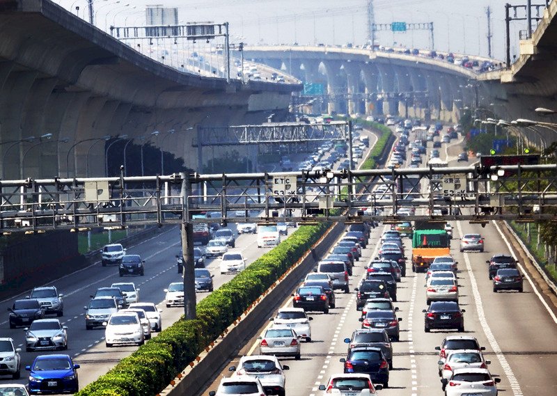 連假第二天出遊車潮 國道多路段車多