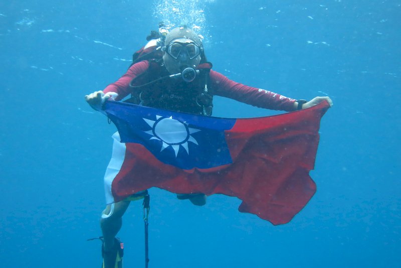 國慶生日快樂 台人長灘島潛水秀國旗