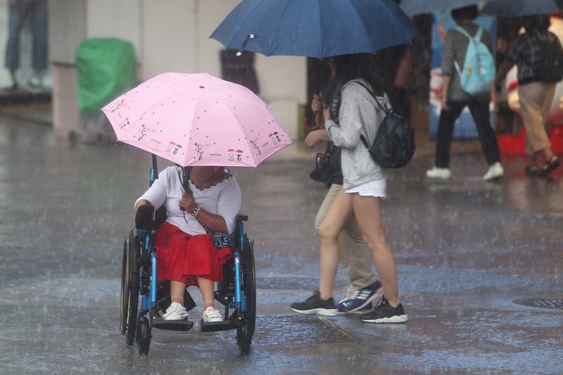 輕颱卡努共伴強烈東北風 今明嚴防強風豪雨