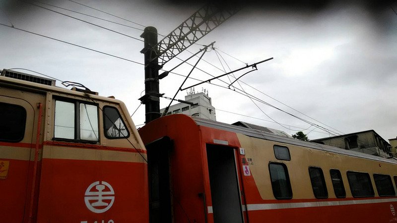 台鐵搶修電車線5小時  影響逾2萬旅客