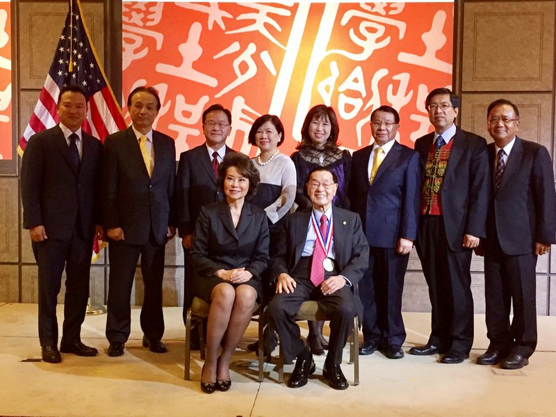 美洲中工會百年慶趙錫成錢煦獲獎章