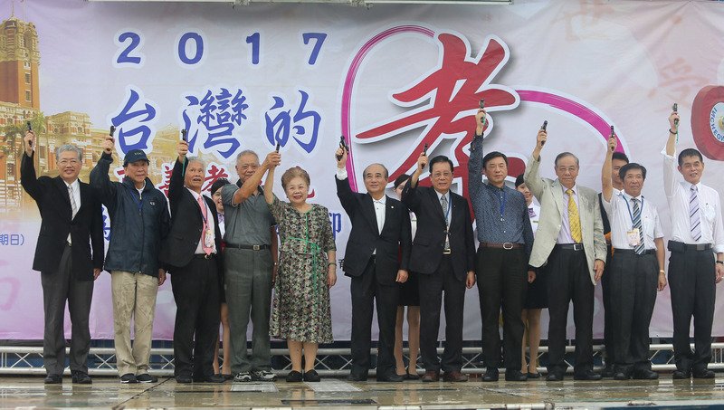 孝親洗腳 張朝國盼喚起年輕人及時行孝