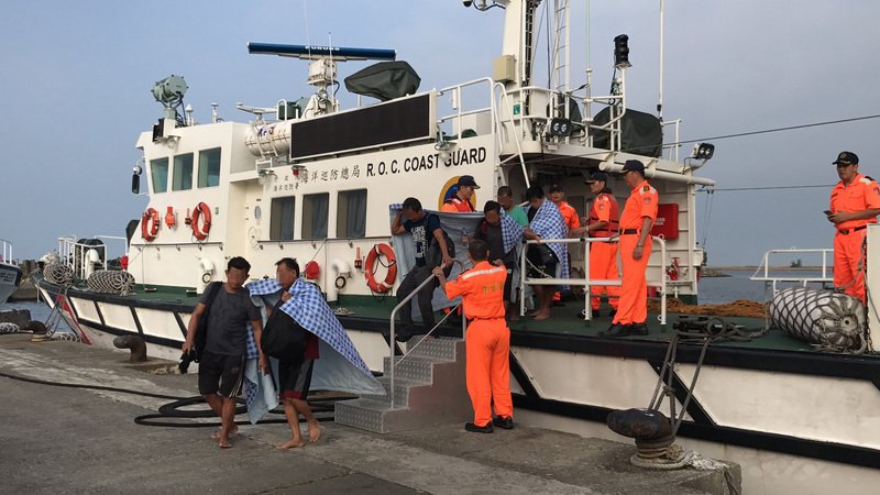 宏國貨輪翻覆  失蹤船員漂流8小時獲救