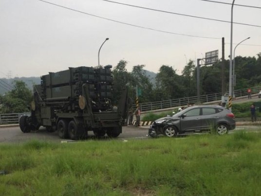 愛三飛彈車與民車擦撞 事故原因待警釐清
