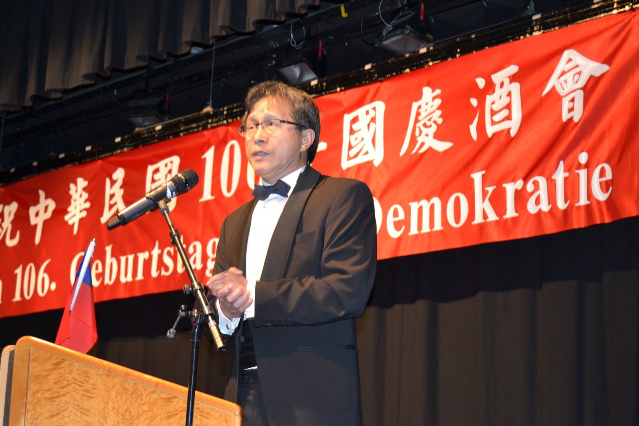 國慶酒會布條惹議 外交部：請柬載明國名