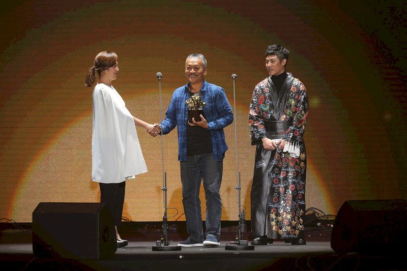 金音獎大贏家 謝銘祐奪最佳專輯抱三獎