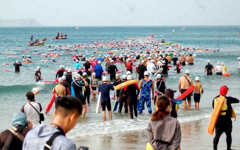 冬暖澎湖 逾千人泳渡蒔裡海灘