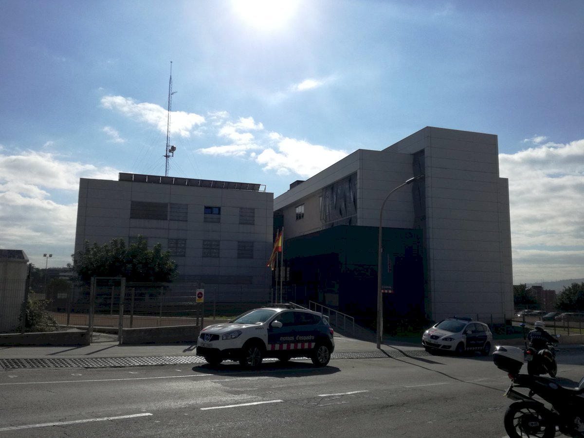 獨立爭議 西警備總隊搜索加泰警察總部