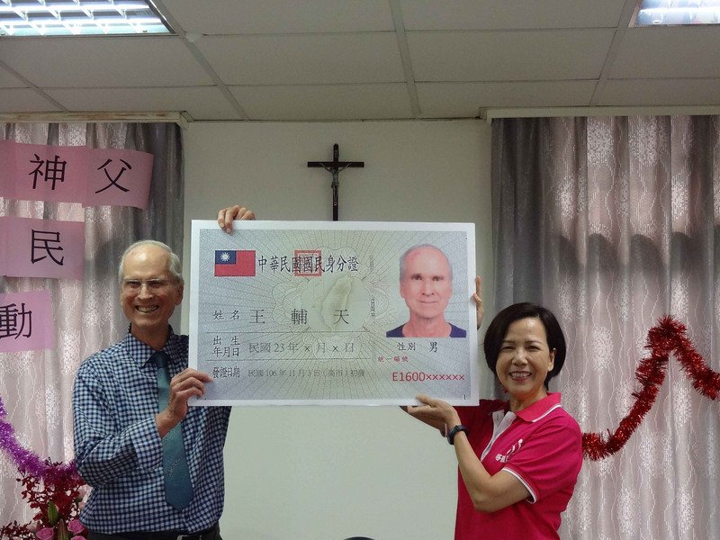 來台52年獲身分證 美籍神父：我屬於台灣