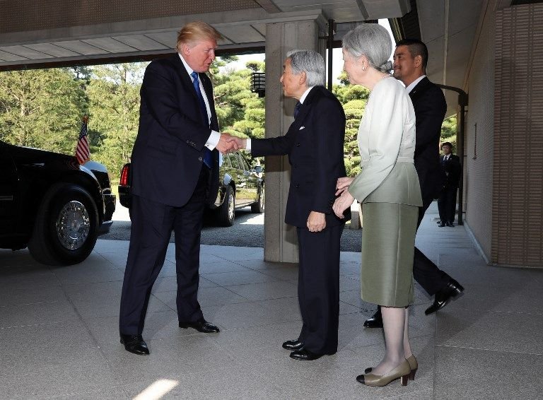 避重蹈覆轍 川普見日皇握手不鞠躬