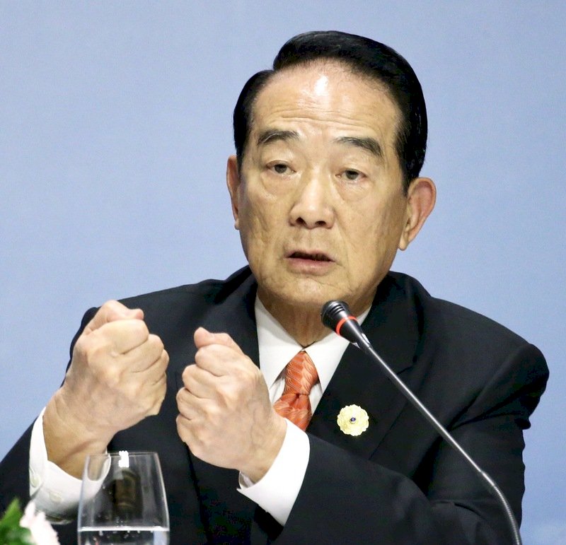 宋楚瑜與眾經濟領袖 今晚身穿越南國服合影