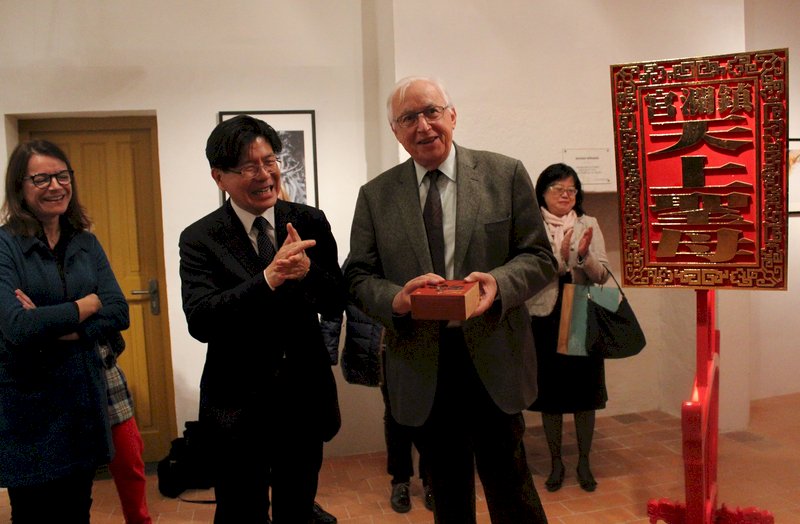 台灣廟會文化展在法登場 可體驗擲筊
