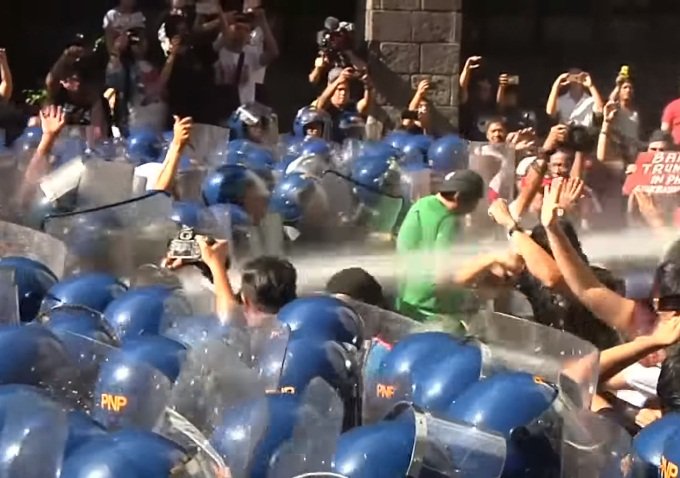 菲國抗議民眾反川普 警噴高壓水柱驅離