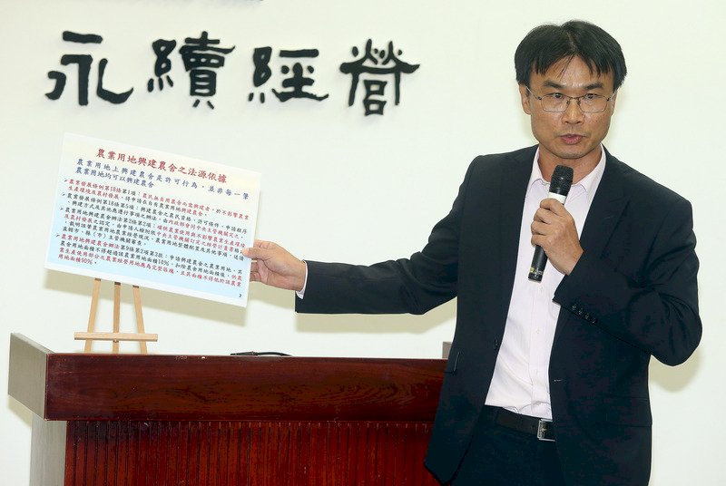 農委會：規定農舍鄰路鄰側未違法律原則